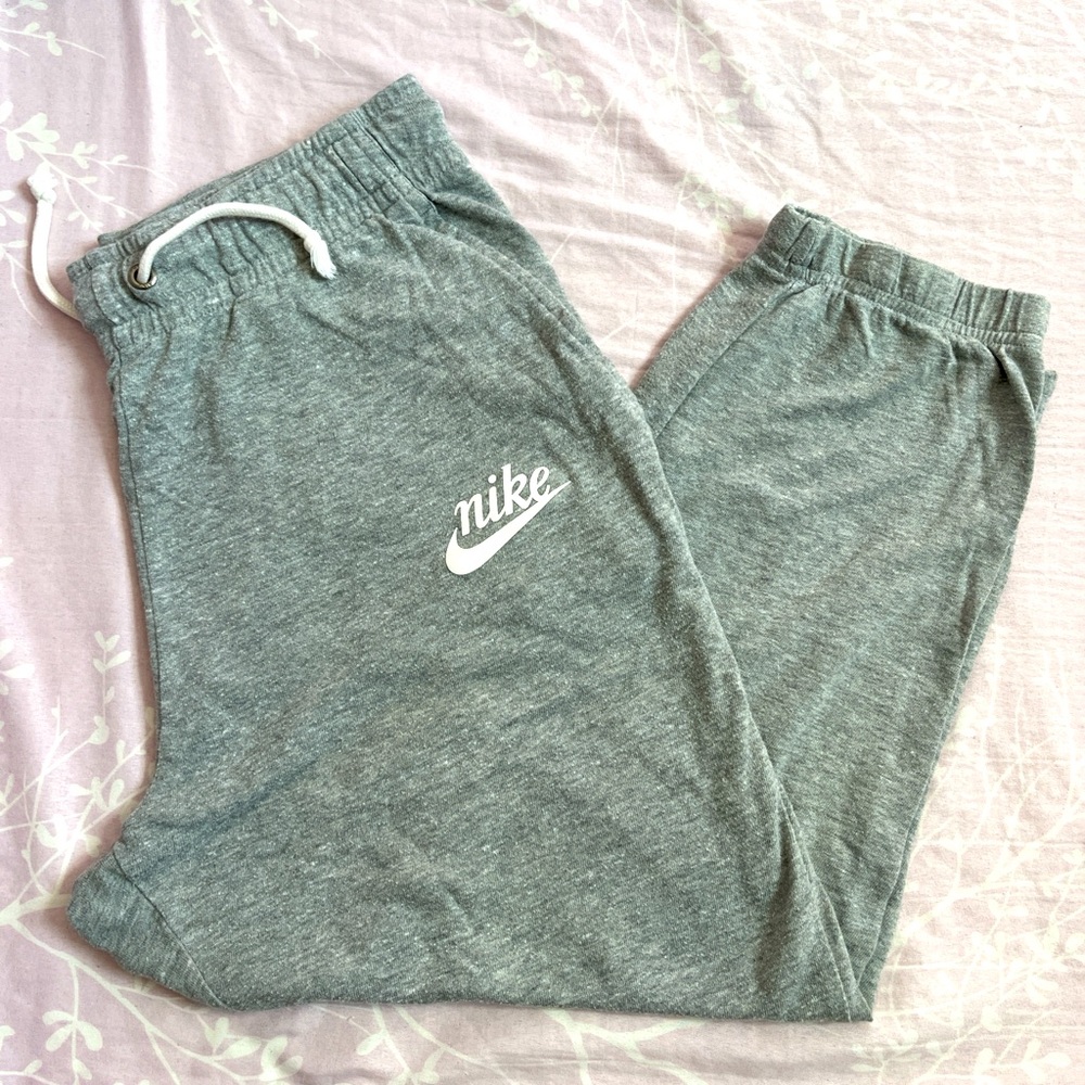 Nike sweatpants with a drawstring waist. barely worn.